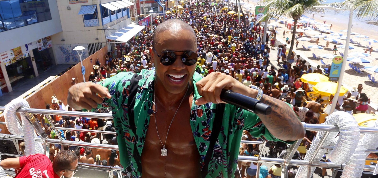 Léo Santana encerra carnaval com arrastão