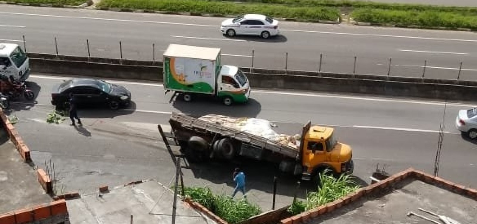 Caminhão tomba na BR-324 e deixa trânsito lento no sentido Salvador
