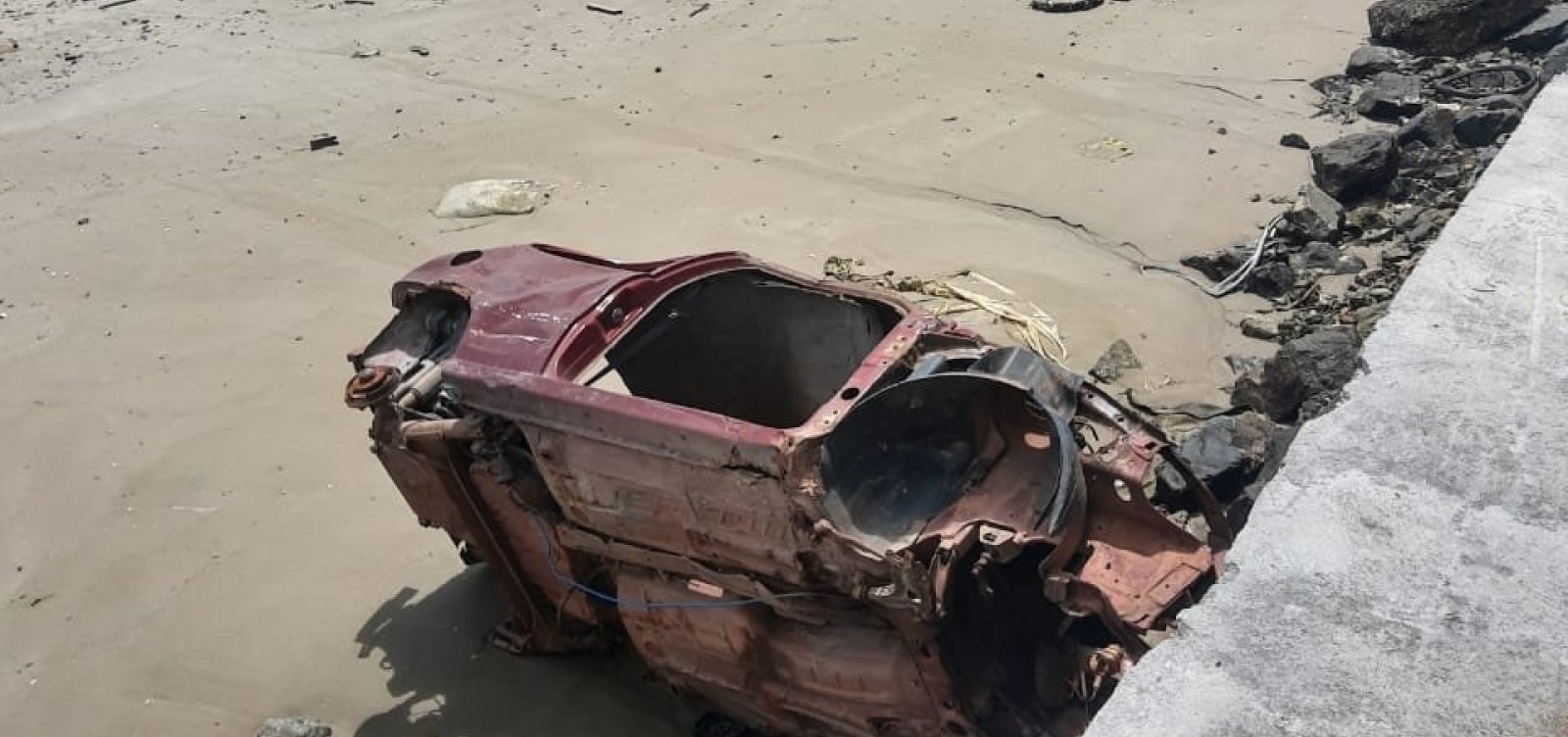 Sucatas de carros são abandonadas e sujam praia do Bonfim, em Salvador
