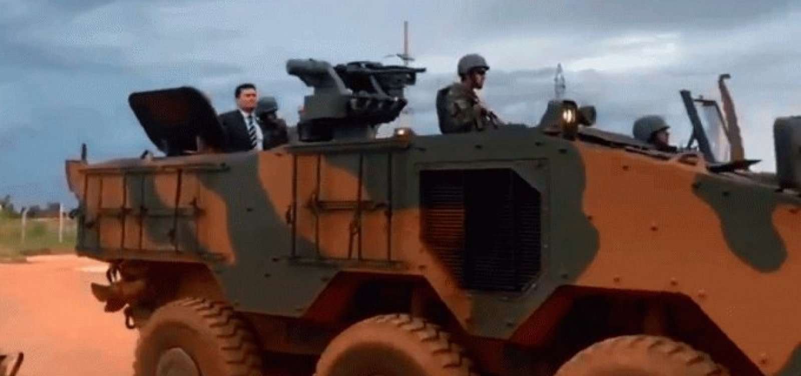 No tanque de guerra, Moro vai à Papuda e acompanha operação de GLO