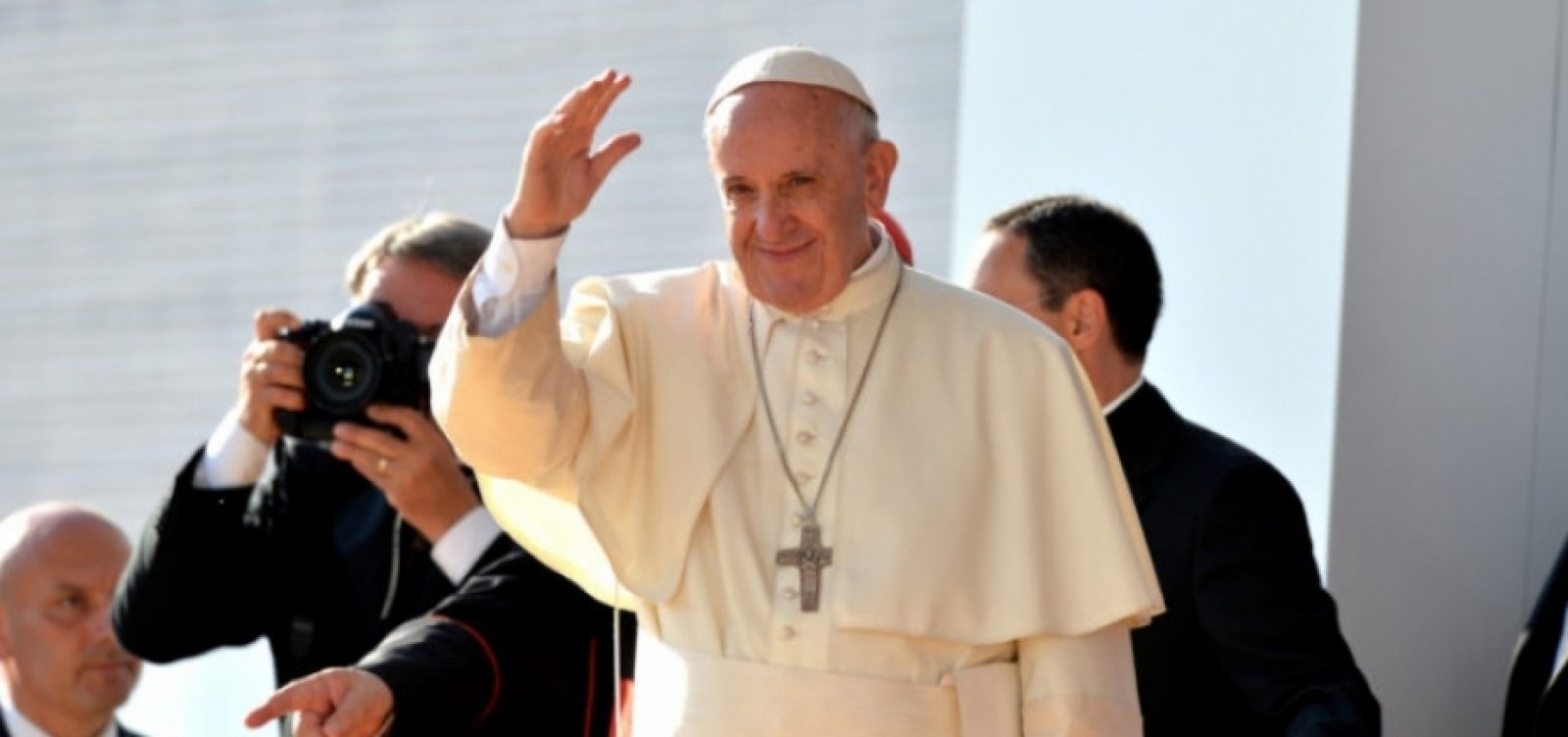 Papa suspende parte da agenda por causa de um leve resfriado