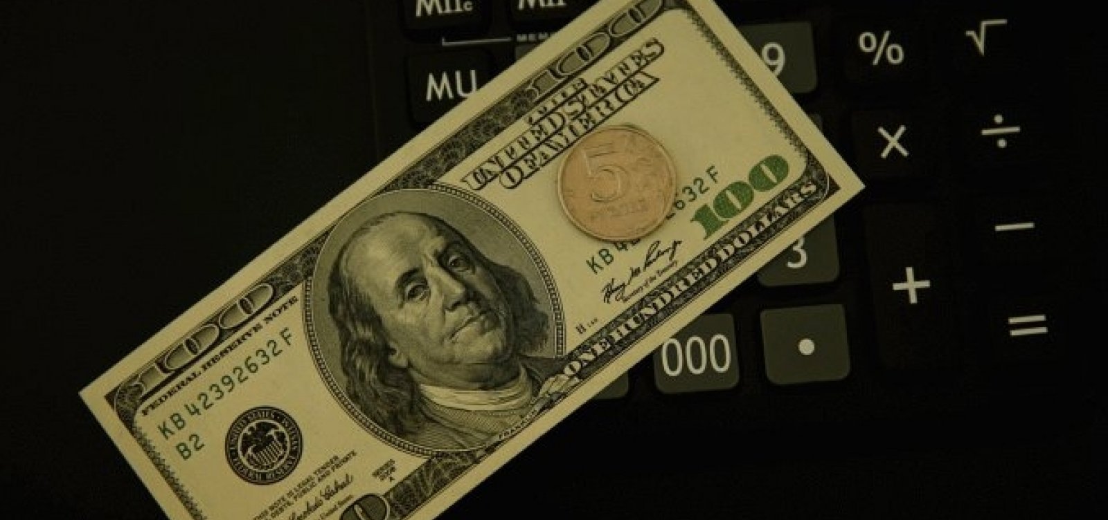 Dólar bate máxima de R$ 4,51, e Bolsa cai com coronavírus no foco