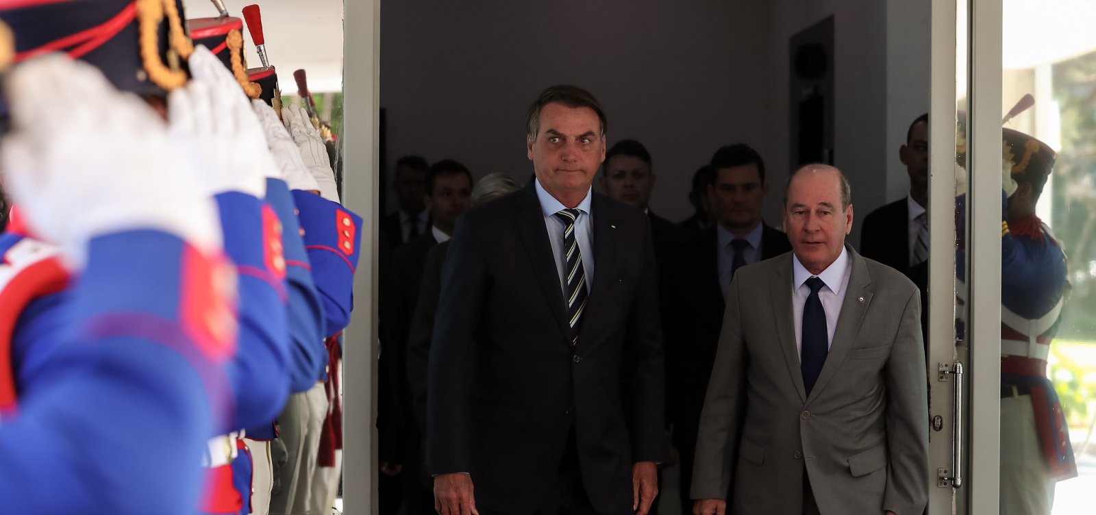 Pressão de governadores fez Bolsonaro recuar e manter Exército no Ceará