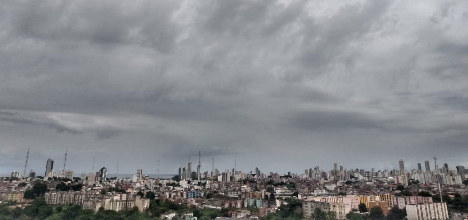Céu nublado e chuvas fracas devem continuar amanhã em Salvador, diz previsão