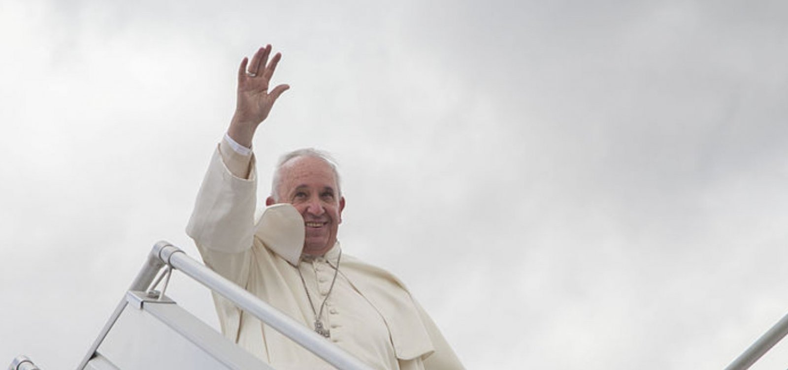 Papa faz primeira aparição pública após cancelar agenda e diz que está resfriado