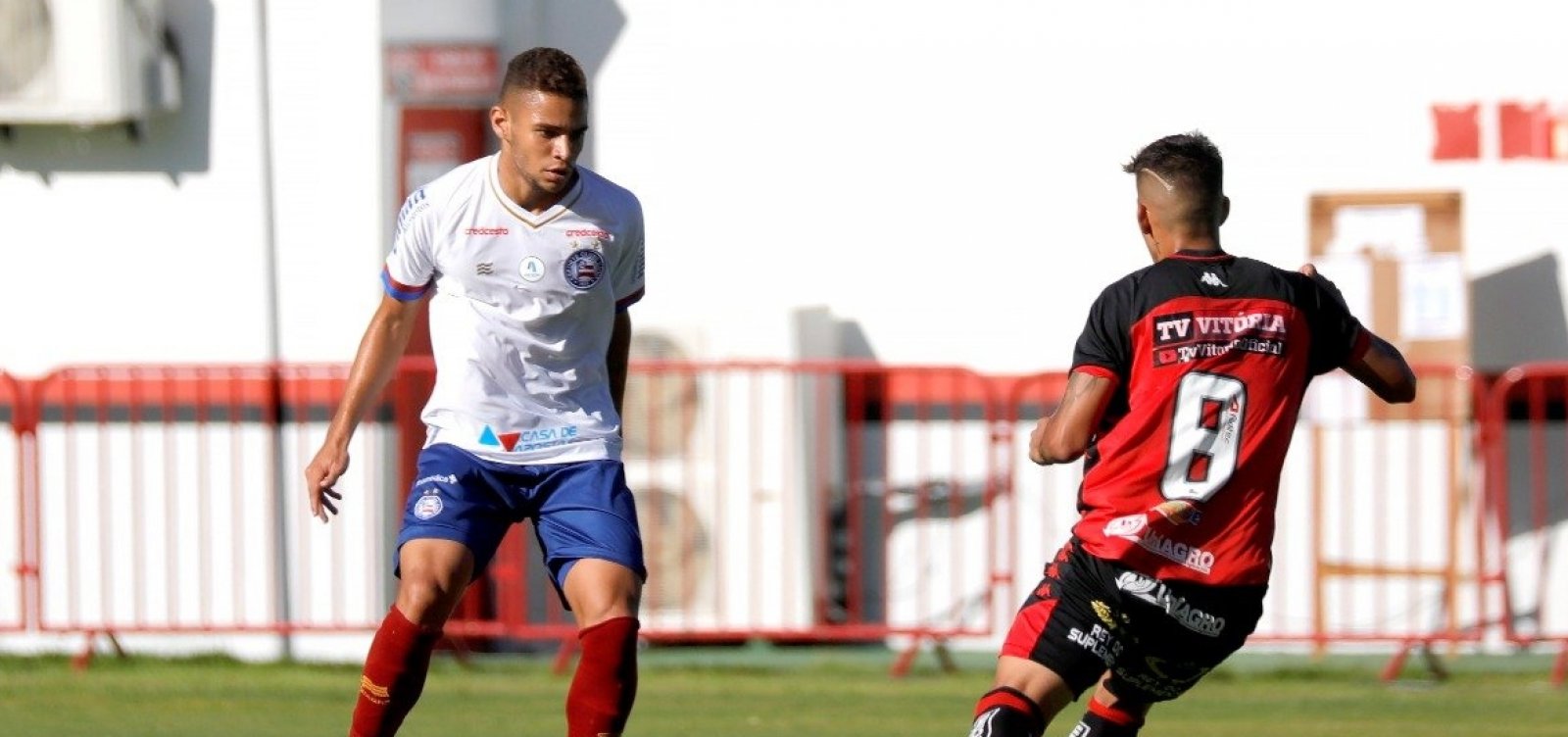 Com gol nos acréscimos, Bahia ganha clássico e lidera baianão