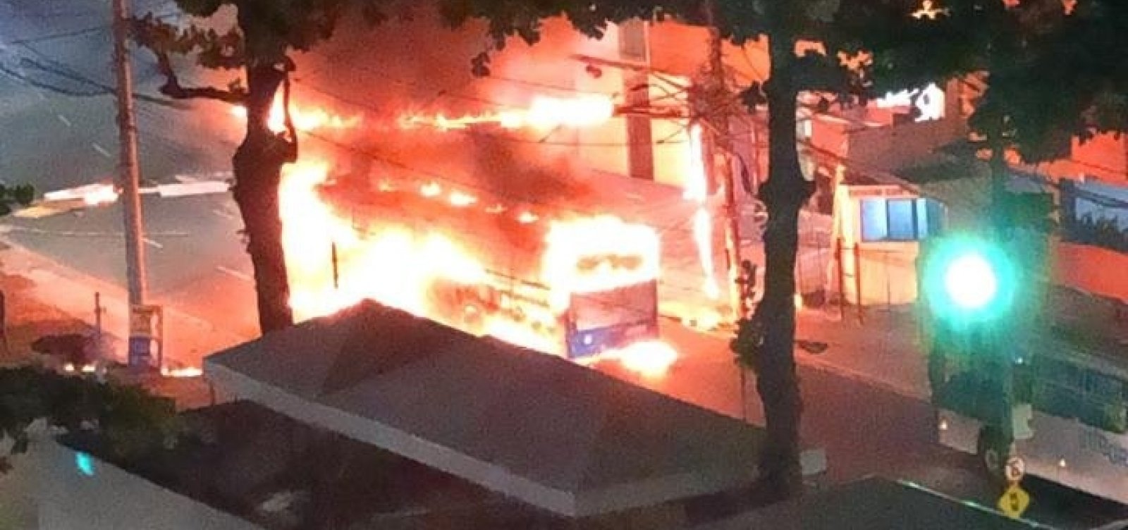 Ônibus é incendiado em Ondina; PM e Corpo de Bombeiros são acionados