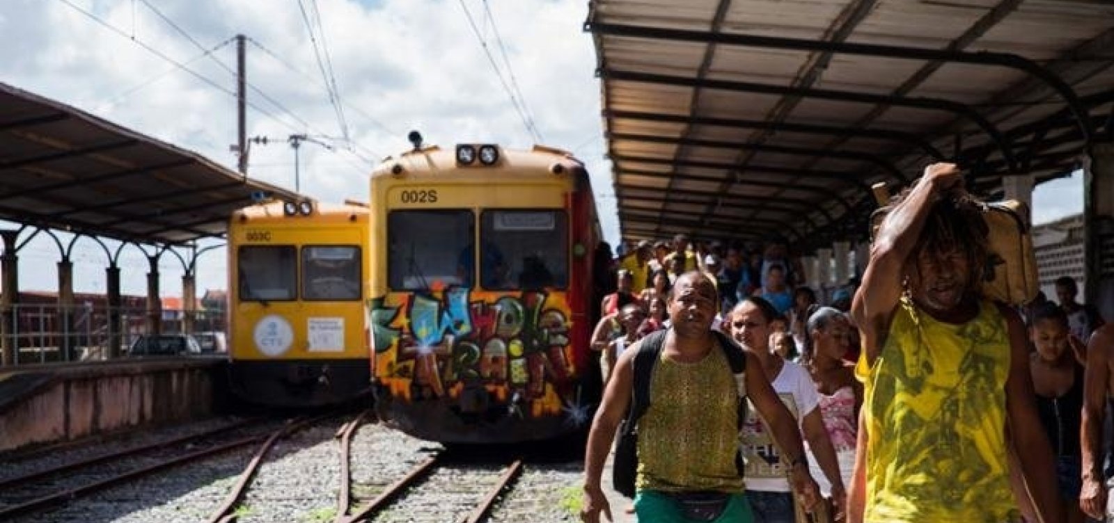 Maioria dos passageiros do trem do Subúrbio não pode pagar ônibus, diz pesquisa