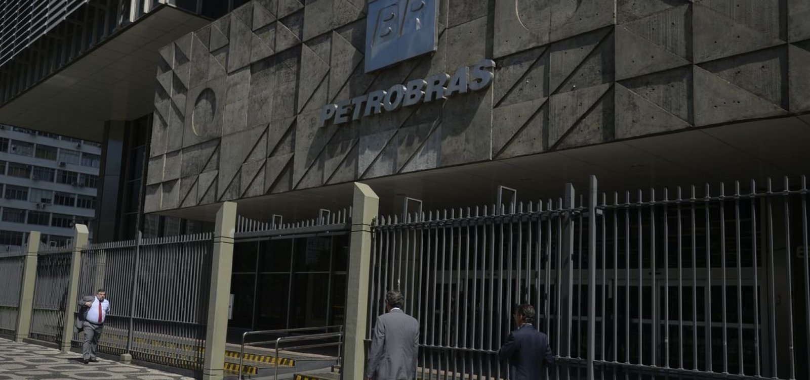 Ações da Petrobras desvalorizam 25% no mercado financeiro