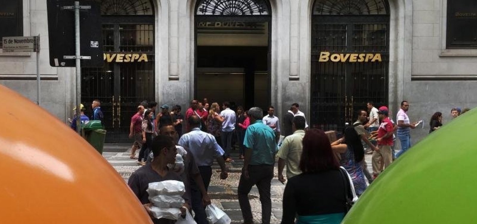 Ibovespa aciona 'circuit breaker' e interrompe negócios após queda de 10%