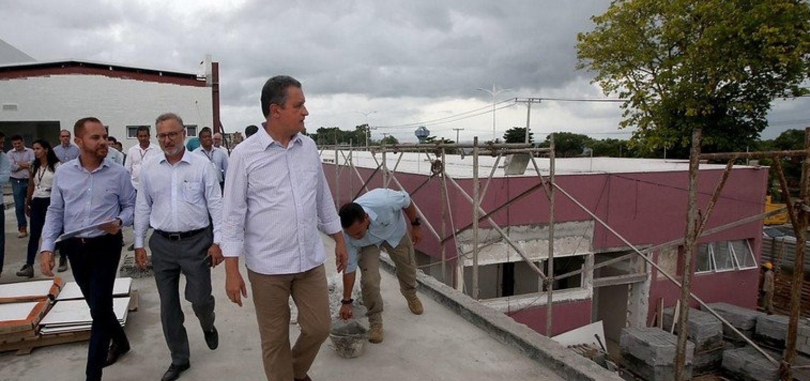 Rui visita obras do Hospital Metropolitano e da Maternidade João Batista Caribé