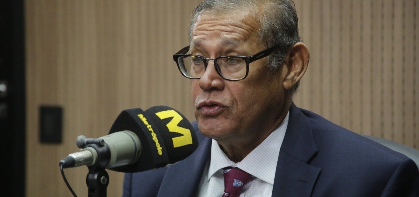 Coronavírus: Infectologista Roberto Badaró recomenda ônibus com redução de passageiros e janelas abertas