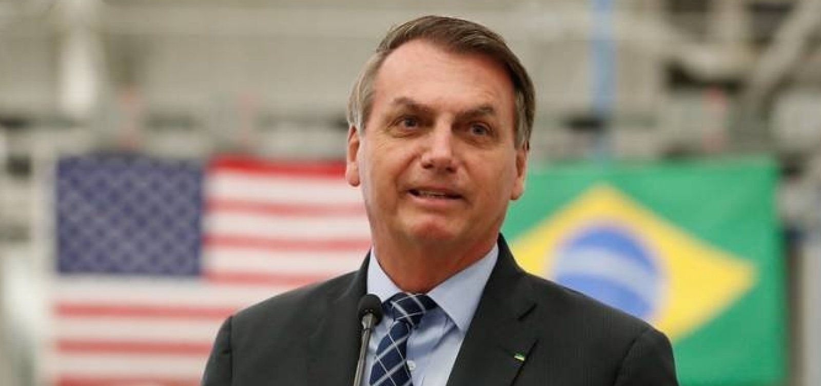 Bolsonaro anuncia fechamento parcial da fronteira do Brasil com a Venezuela