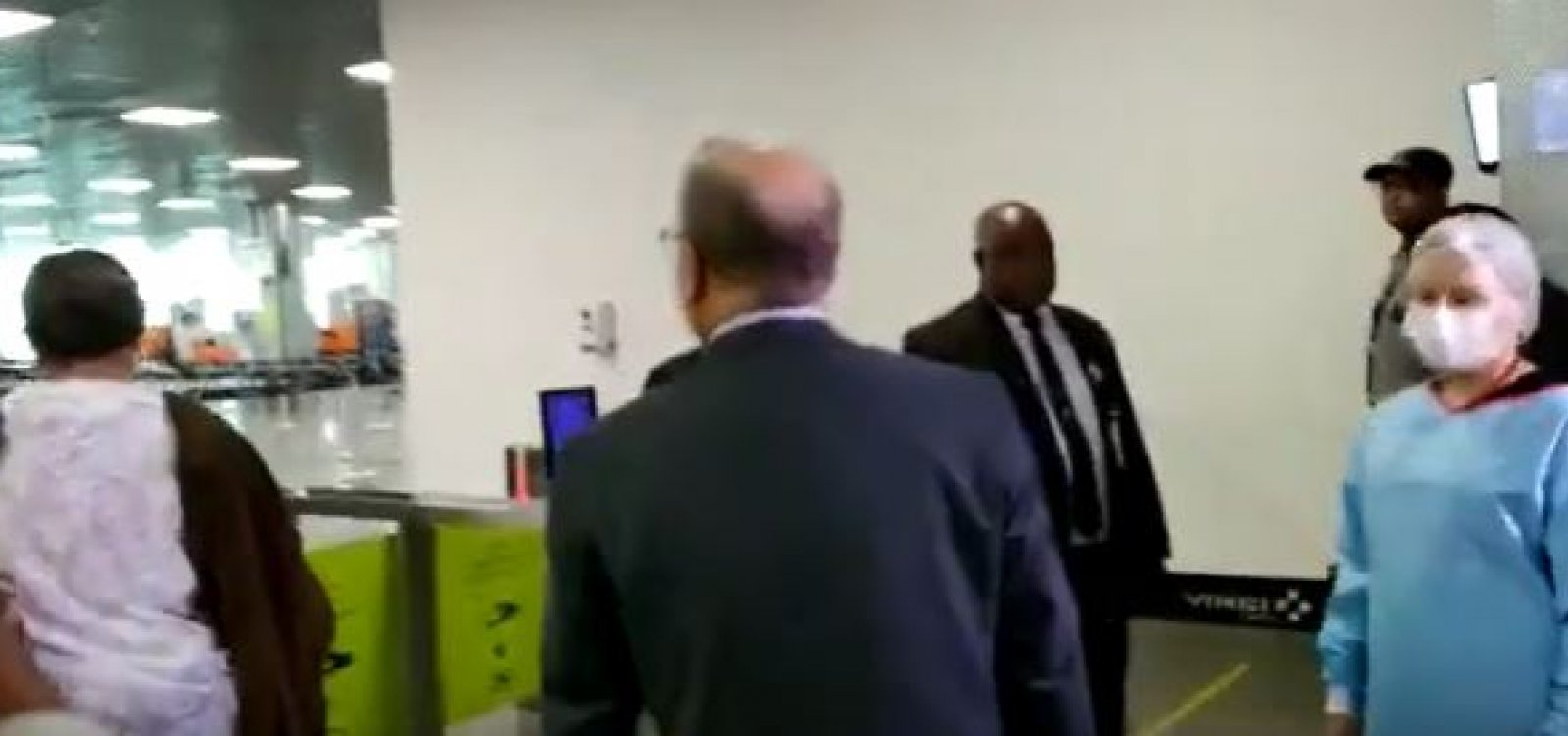 Secretário de Saúde é barrado no aeroporto por equipe da Anvisa