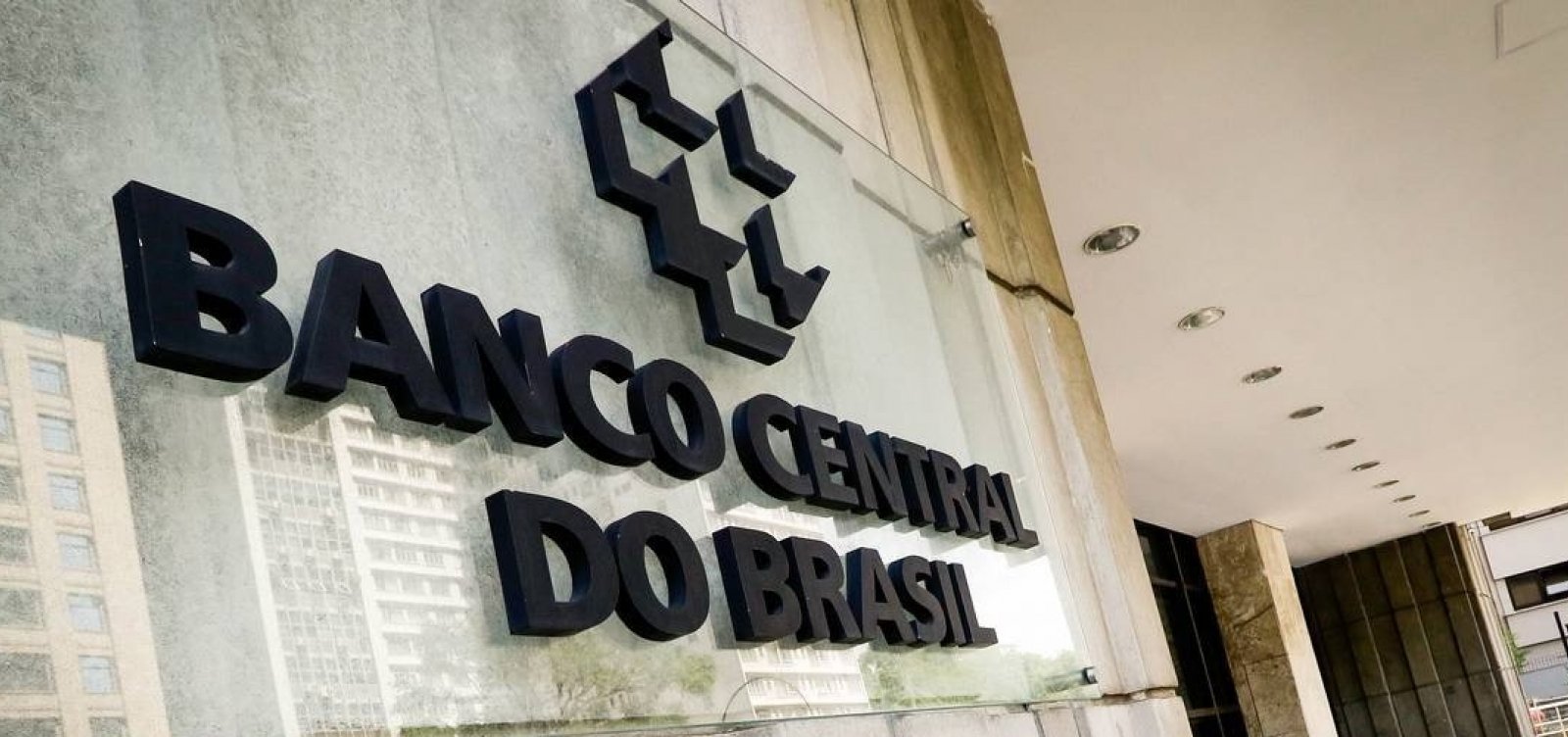 Banco Central compra títulos e coloca US$ 3 bilhões no mercado