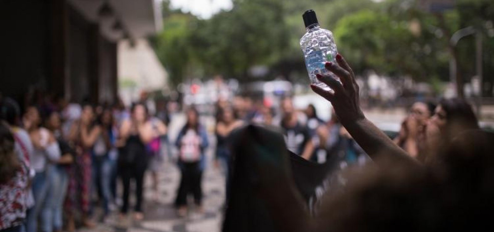 Principal call center do Brasil é alvo de protestos em São Paulo: 'Veja não, álcool em gel é solução'