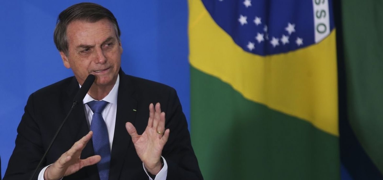 Bolsonaro edita MP que suspende atendimento de acesso à informação