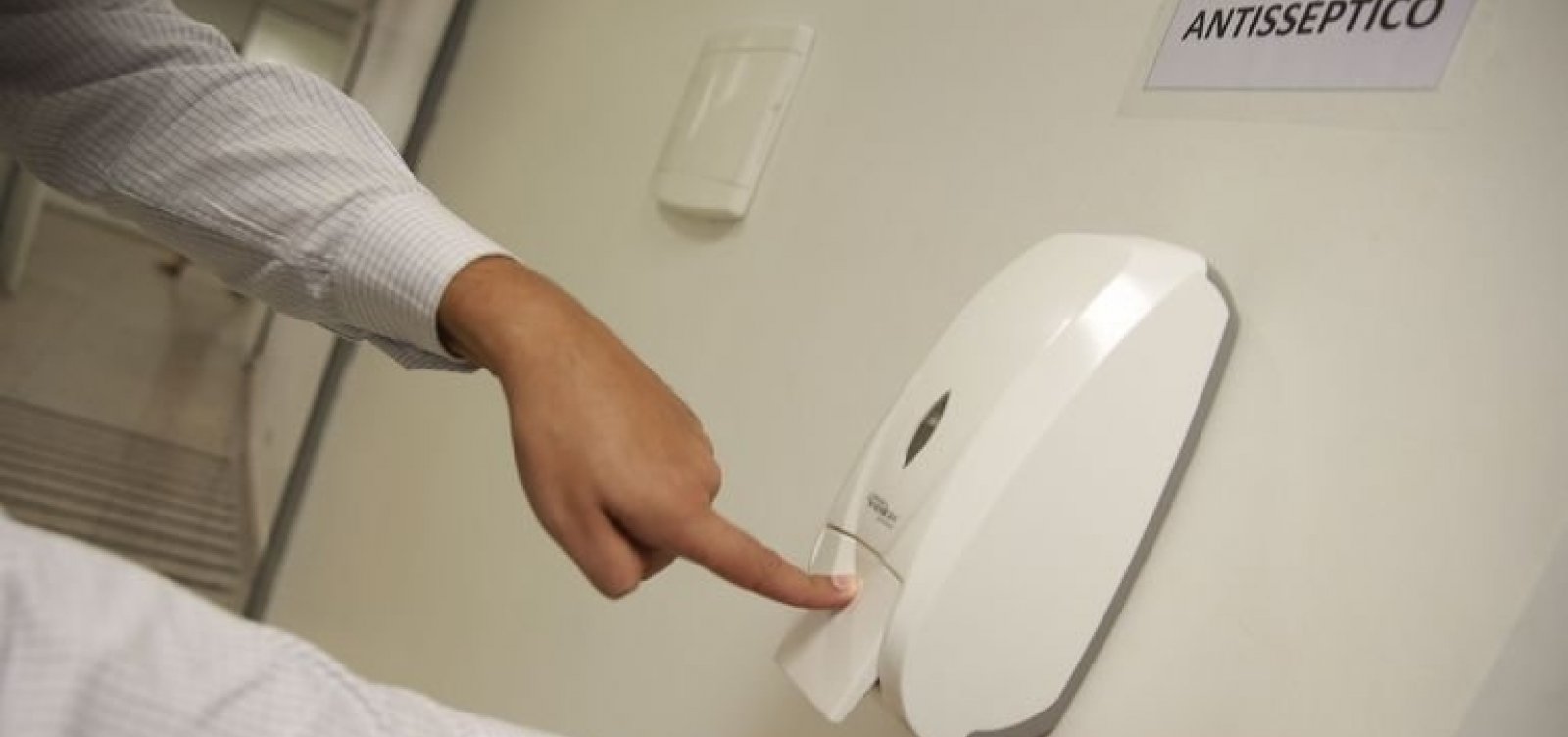 Infectologista orienta uso de máscara e álcool em gel para prevenir a Covid-19