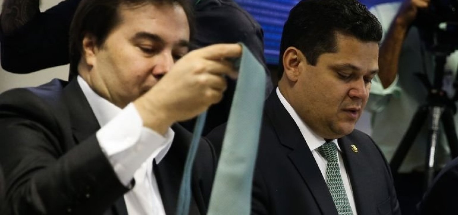 Maia critica 'equívoco' e Alcolumbre cobra liderança 'séria' após pronunciamento de Bolsonaro