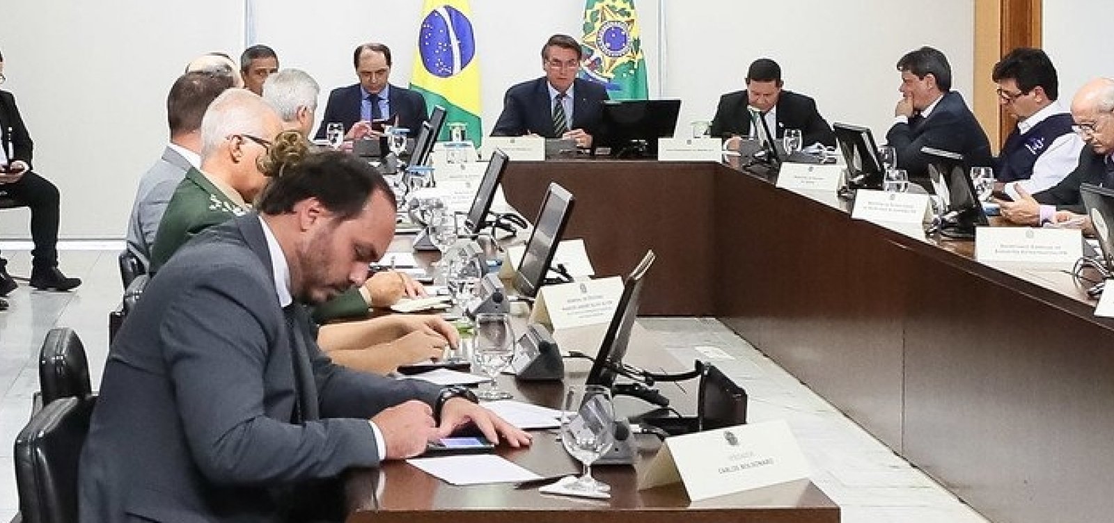 Discurso de Bolsonaro foi montado por Carlos e núcleo ideológico do Planalto