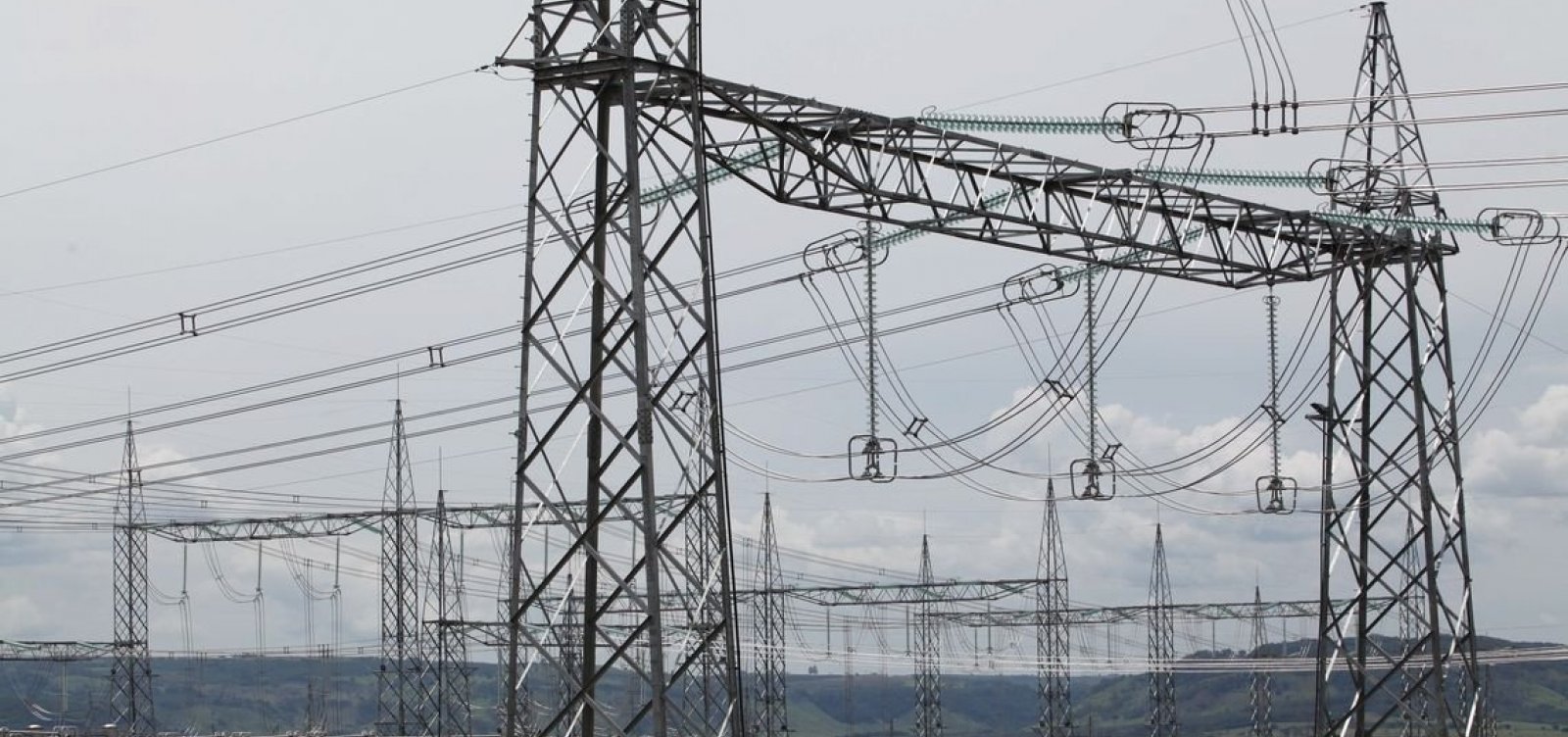 Aneel suspende cortes de energia elétrica por falta de pagamento