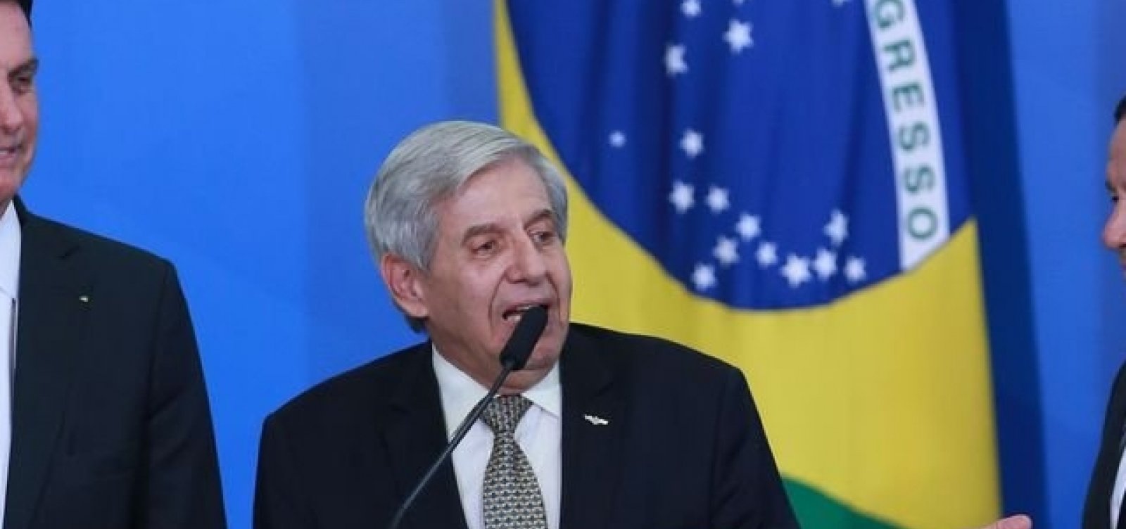 General Heleno, infectado pelo coronavírus, rompe quarentena e vai ao Planalto
