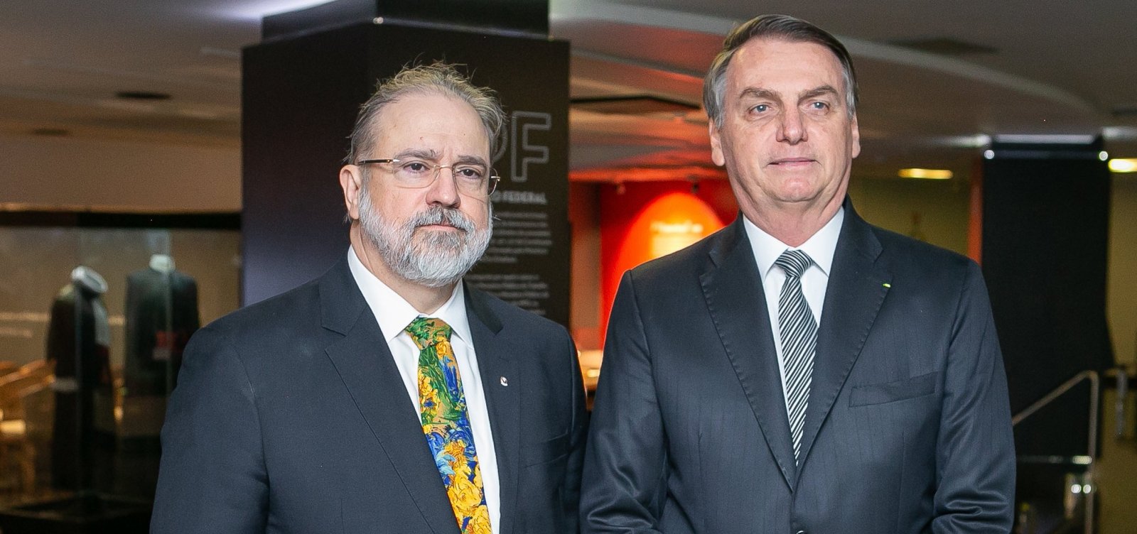 Membros do MPF querem que Aras obrigue Bolsonaro a cumprir isolamento social