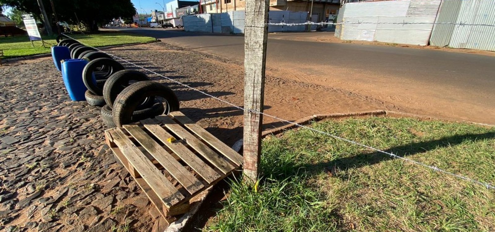 Exército paraguaio coloca arame farpado na fronteira com o Brasil