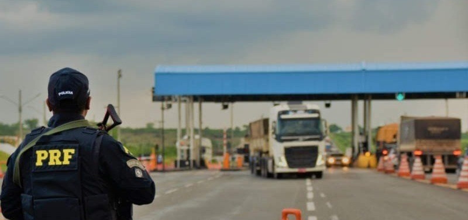 Equipes orientam caminhoneiros sobre medidas de proteção ao coronavírus em rodovias federais 