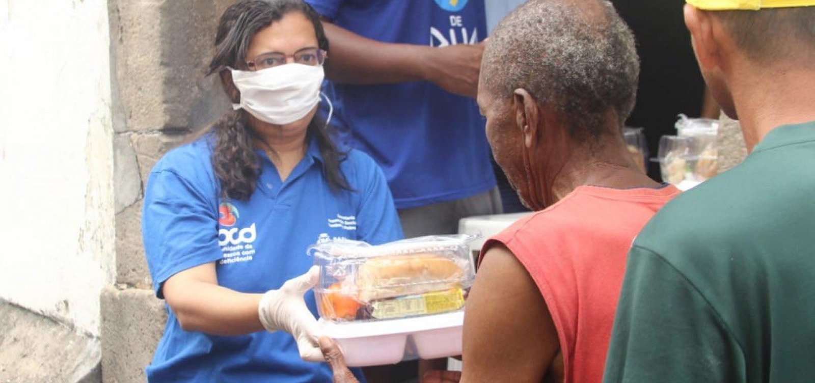Prefeitura inicia distribuição de 3 mil 'quentinhas' para pessoas em situação de rua em Salvador