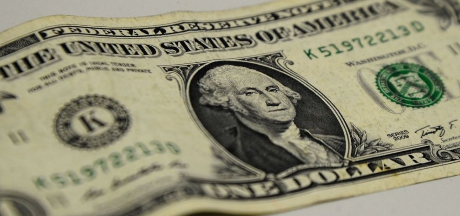 Dólar fecha em alta após extensão de quarentena nos EUA