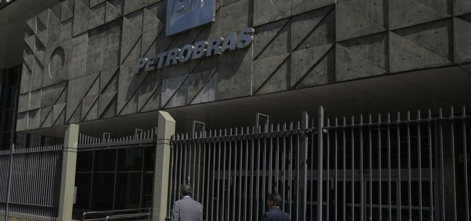 Petrobras anuncia redução de até 30% do salário dos funcionários