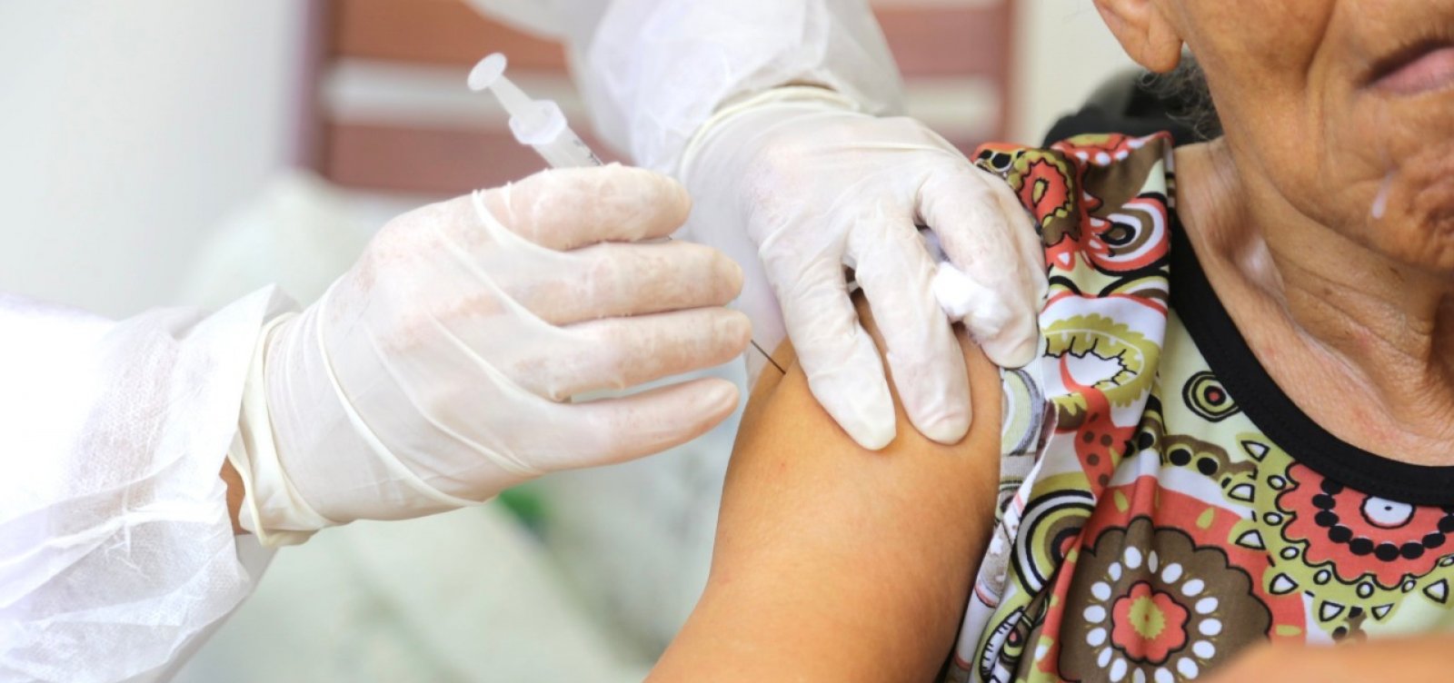 Lauro de Freitas: vacinação contra Influenza H1N1 é realizada à domicílio