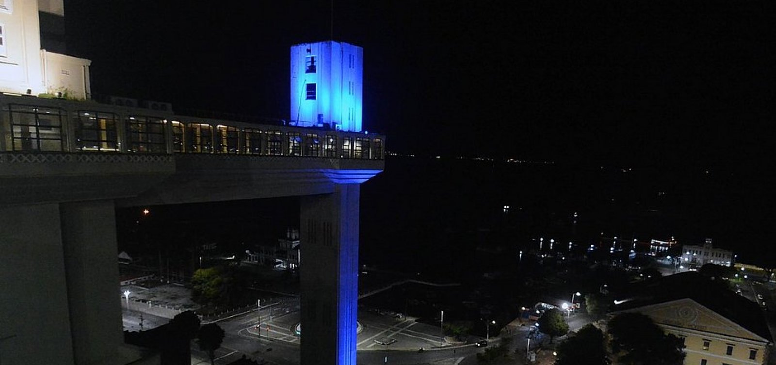 Pontos turísticos de Salvador recebem iluminação azul em homenagem ao autismo