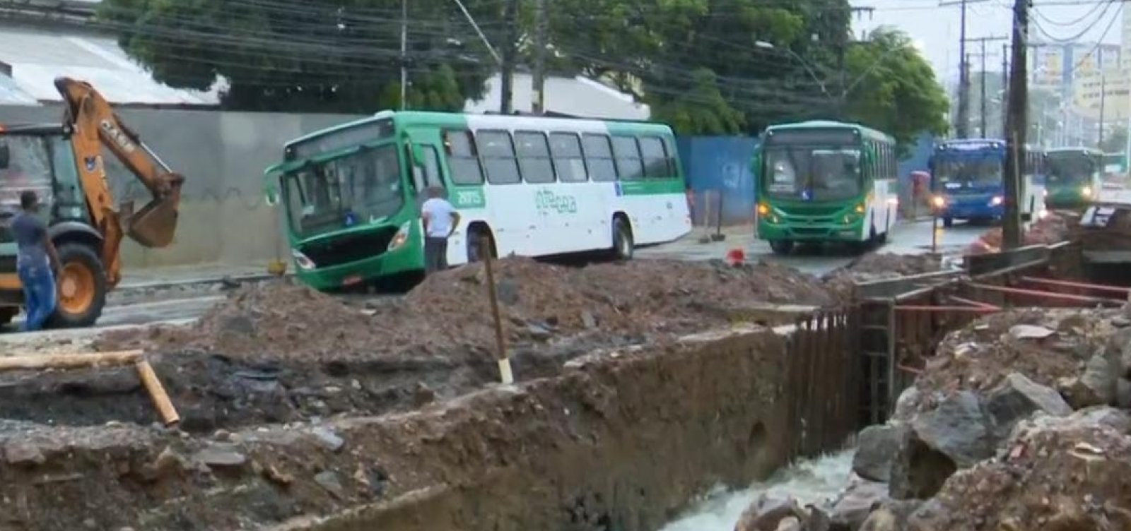 Ônibus cai em buraco na Sete Portas e deixa trânsito lento