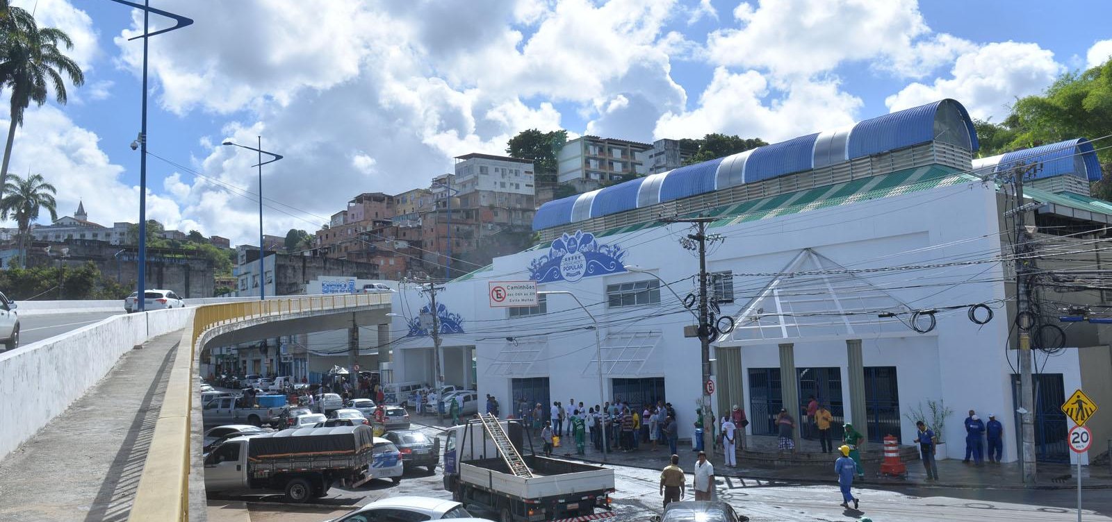Após aglomeração, Semop tenta tirar ambulantes da frente do Mercado do Peixe, em Salvador