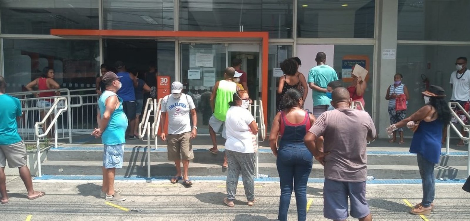 Bancos na Calçada e em Paripe são interditados após descumprirem decreto de distância entre clientes