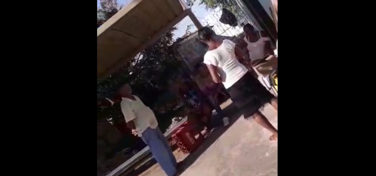 Você Repórter: ponto de ônibus vira bar em Cajazeiras; veja vídeo