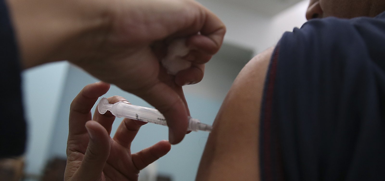 Sem drive thru, vacinação contra a gripe continua hoje em postos de Salvador 