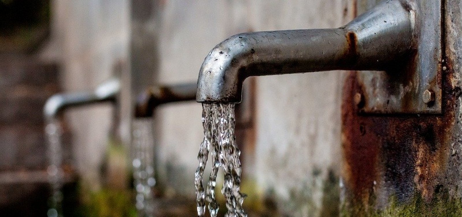 Embasa interrompe abastecimento em 14 bairros para corrigir vazamento de água; veja