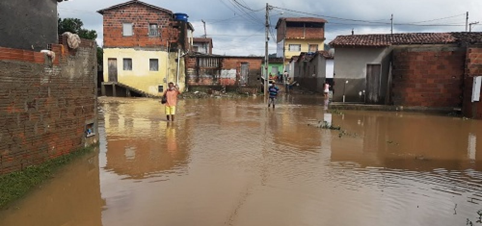 Tromba d´água deixa centenas de famílias desabrigadas em Dario Meira