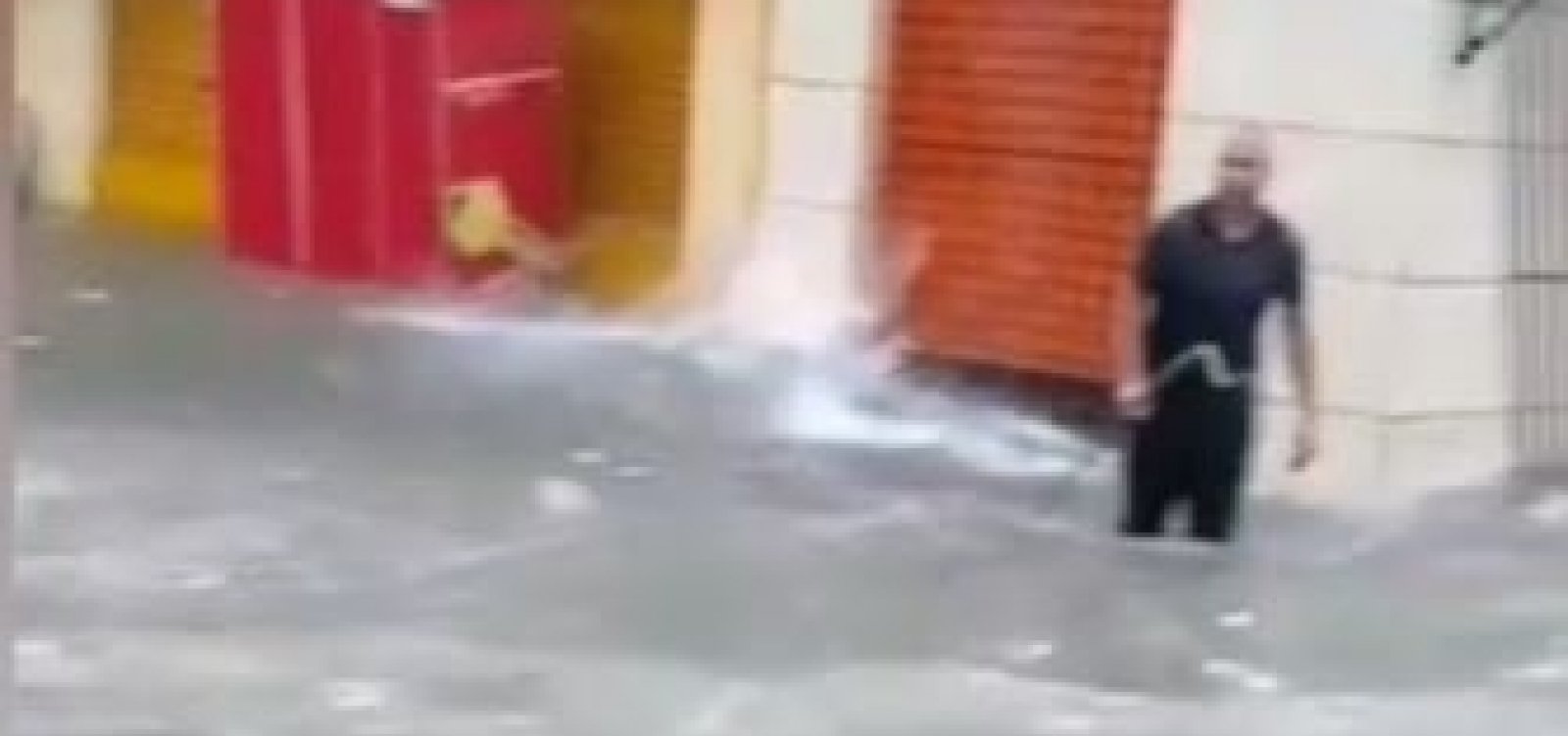 'Mar invadiu Boca do Rio': chuva causa transtornos e deixa ruas alagadas; veja vídeo