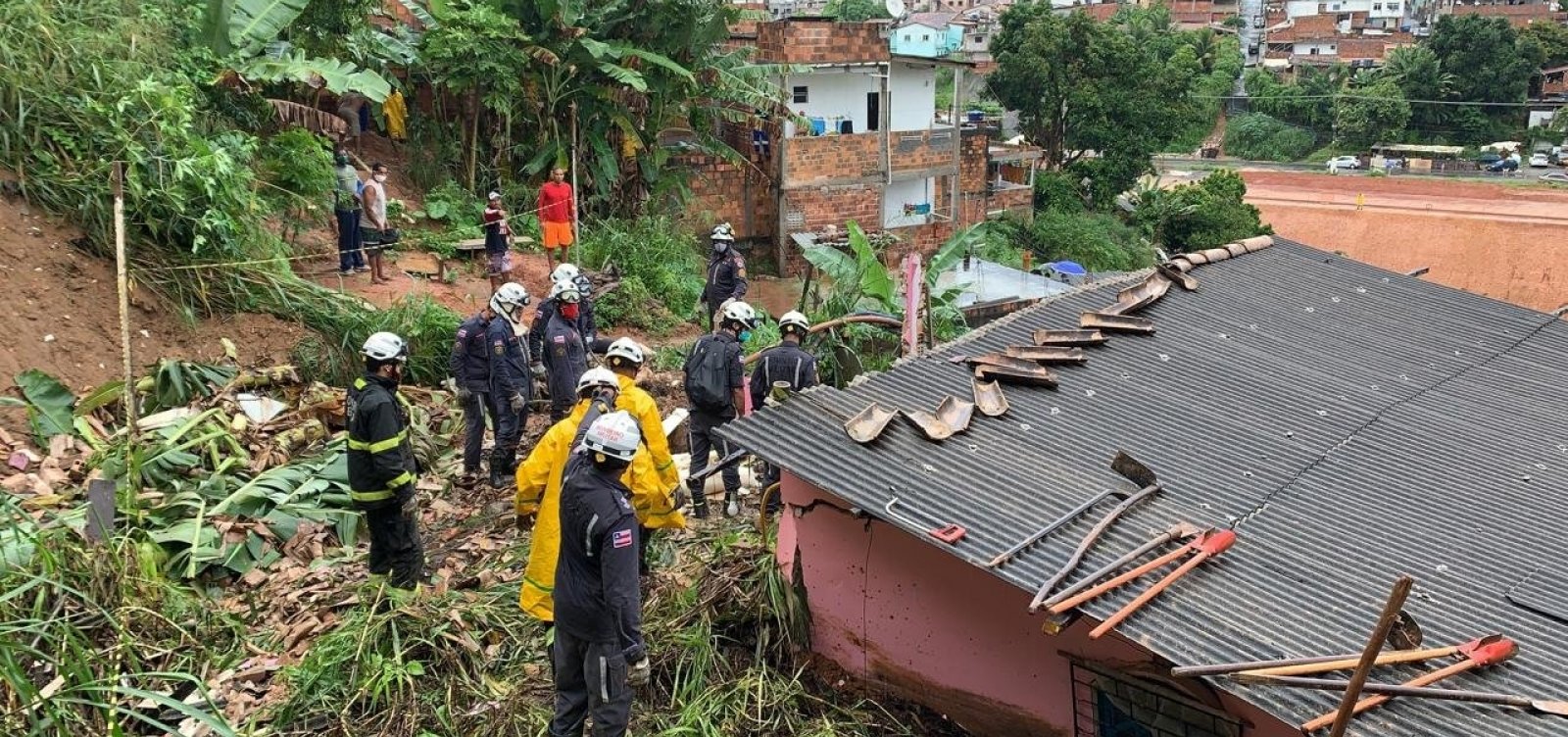 Deslizamento de terra atinge casa em Águas Claras e moradores ficam soterrados