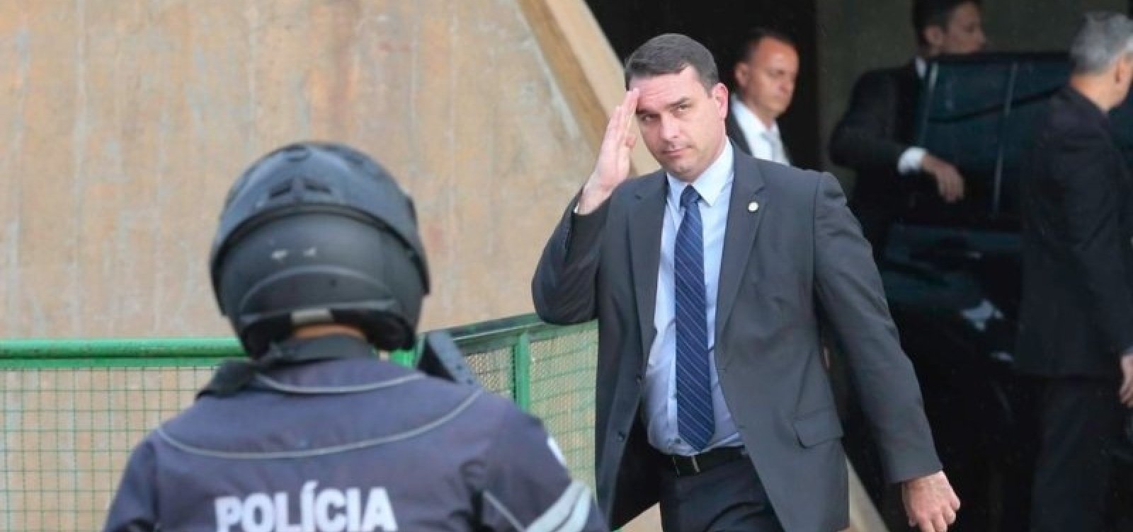Flávio Bolsonaro financiou prédios ilegais da milícia no Rio, diz ...