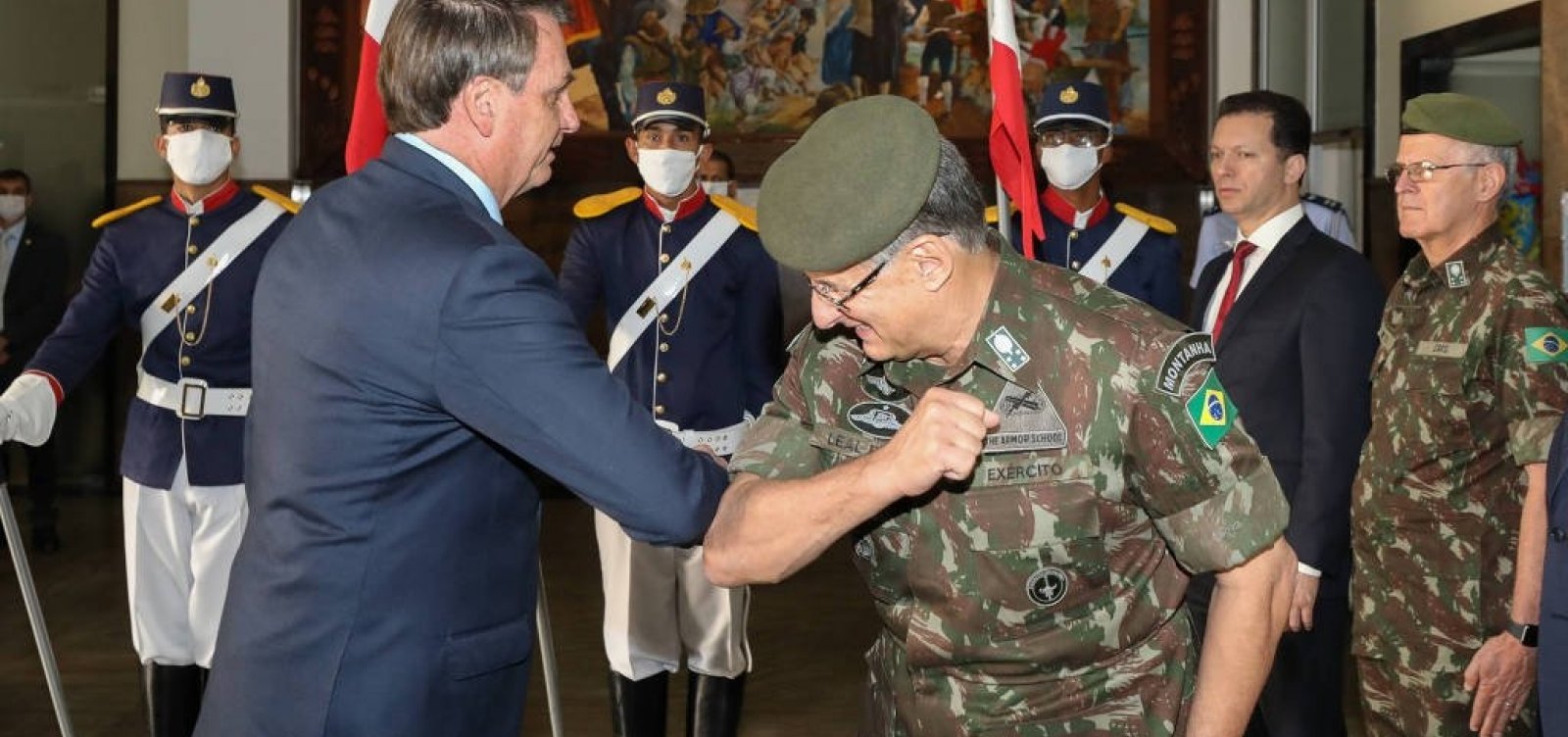 Bolsonaro tenta cumprimentar militares com a mão, mas eles respondem com cotovelos; veja