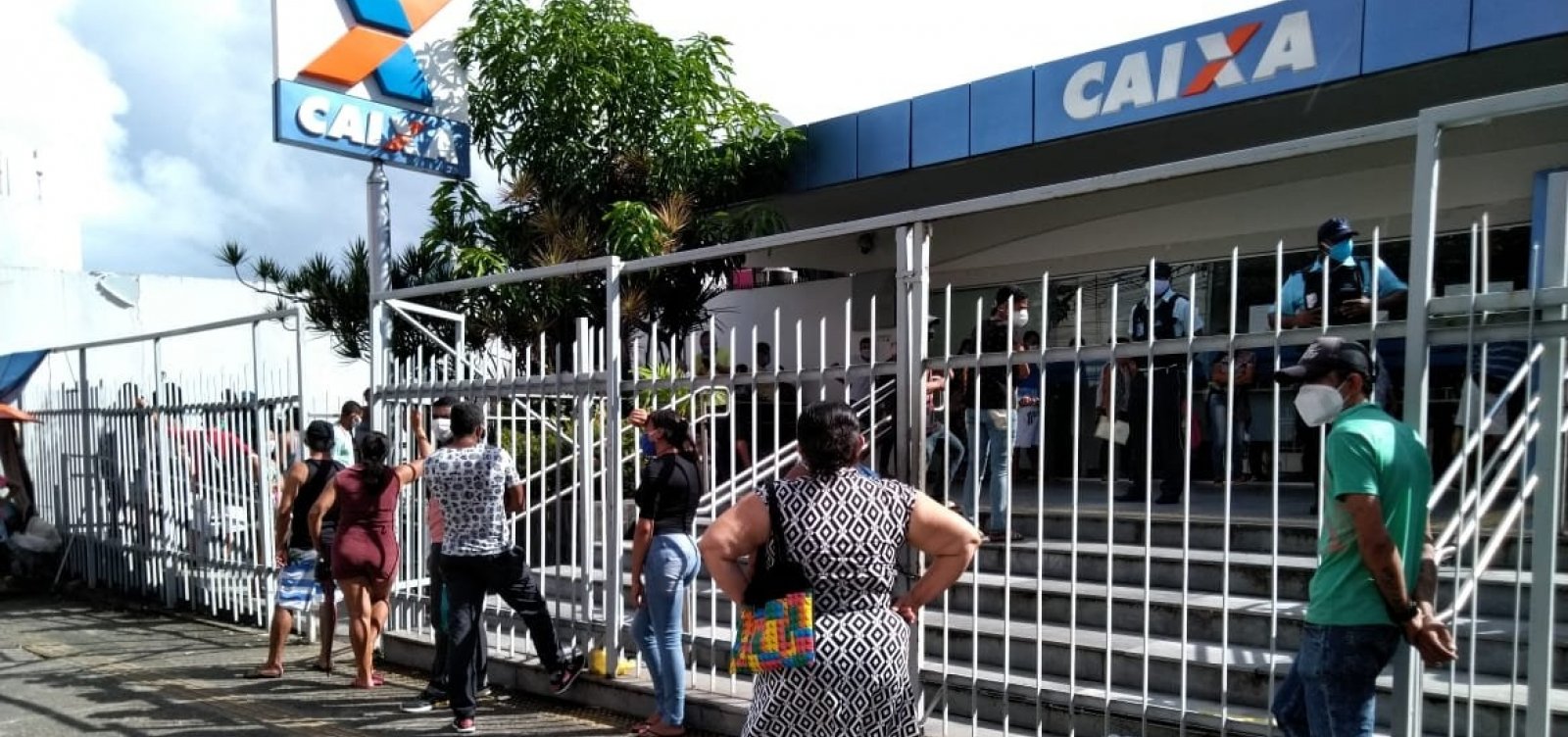 Com longas filas, população respeita distanciamento para sacar auxílio emergencial em Brotas