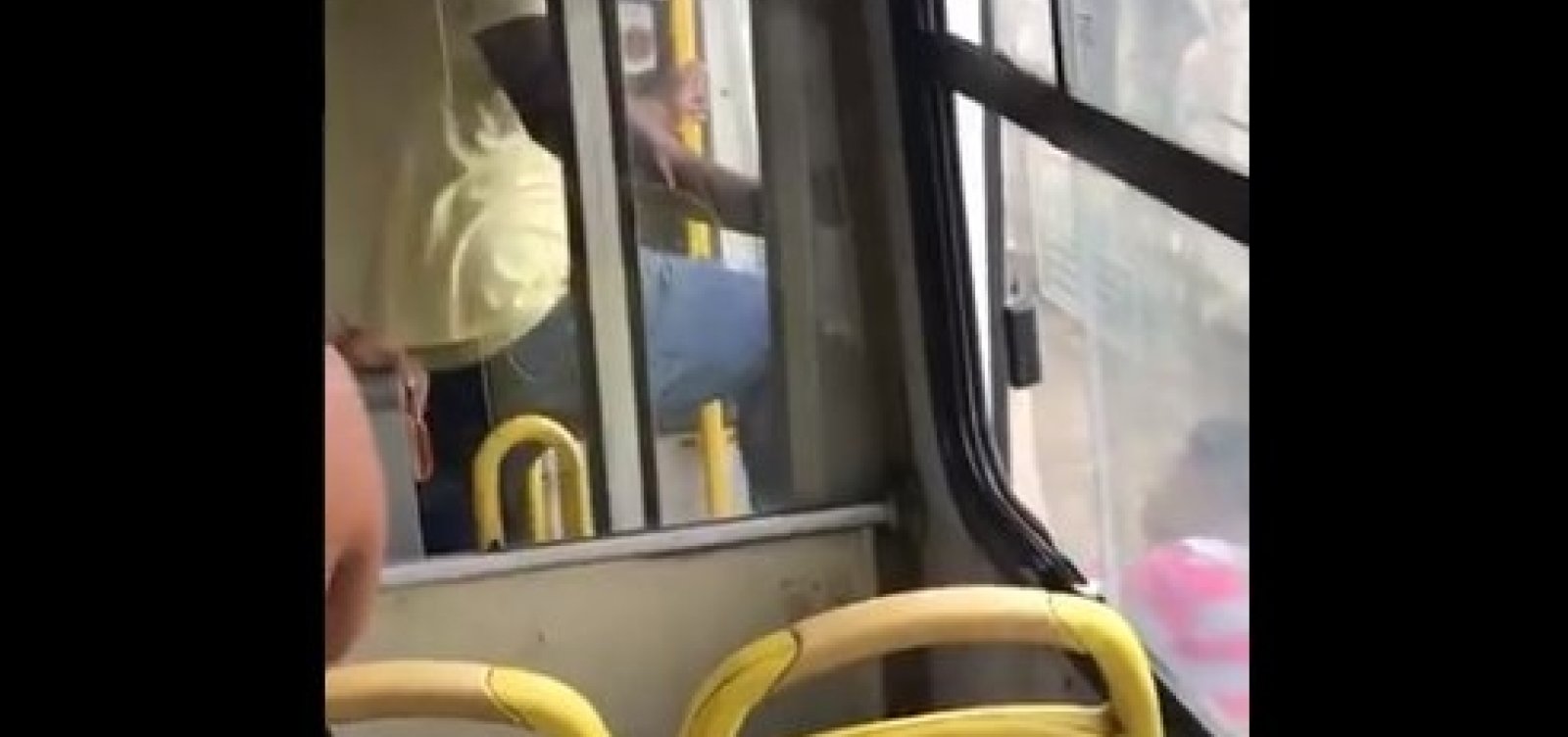 Com chutes e pontapés, mulher é expulsa de ônibus por não usar máscara; veja vídeo  