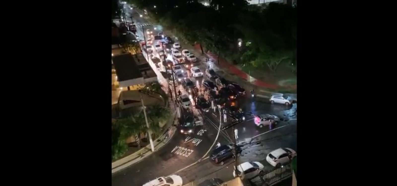 Grupo bloqueia rua na Pituba e cria aglomeração para comemorar aniversário de 15 anos; veja vídeo