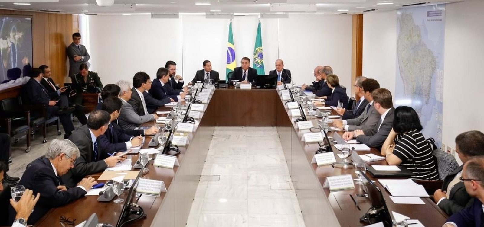 ‘Querem f* minha família’, afirma Bolsonaro em reunião sobre troca na PF