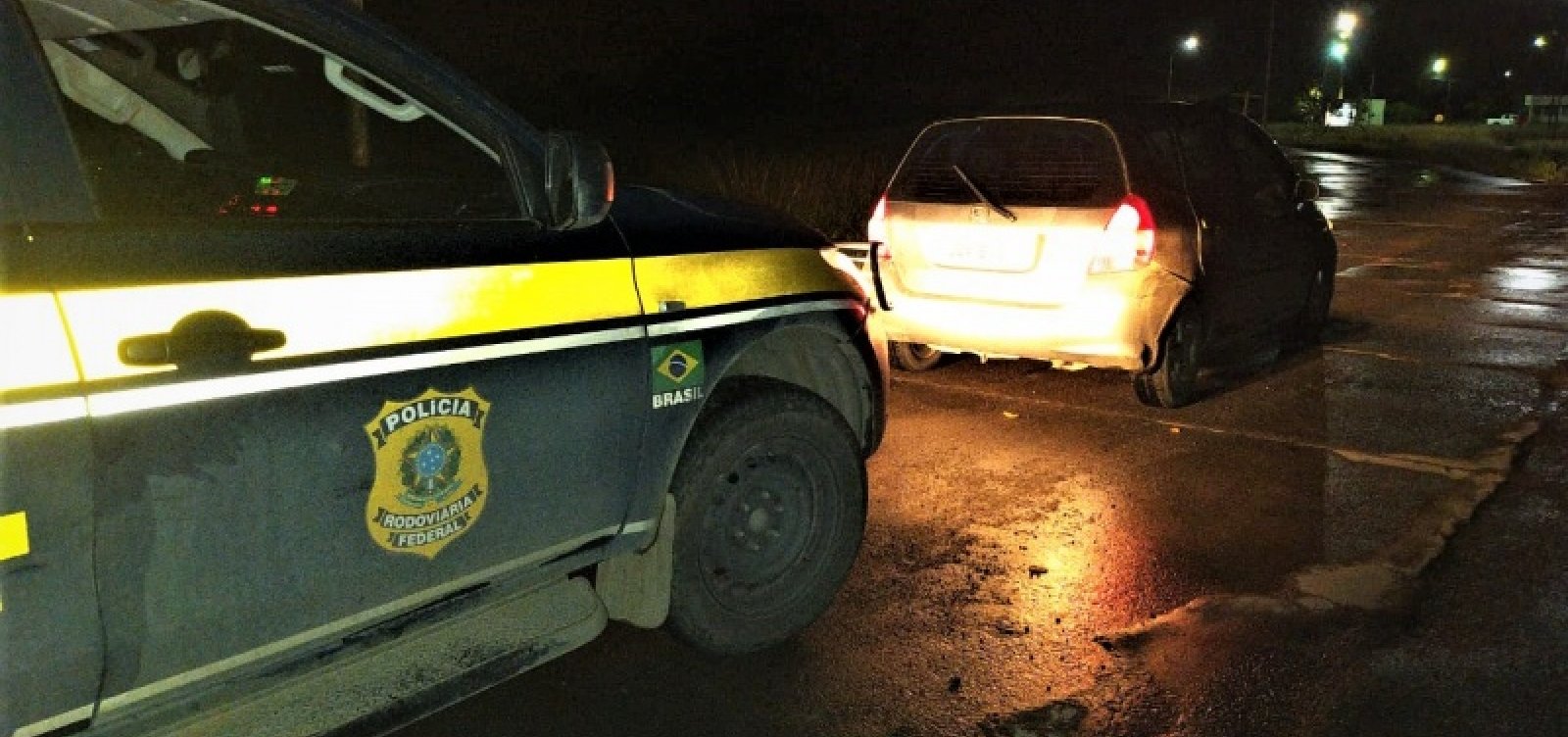 Feira de Santana: casal é preso com 25kg de maconha escondida dentro de carro